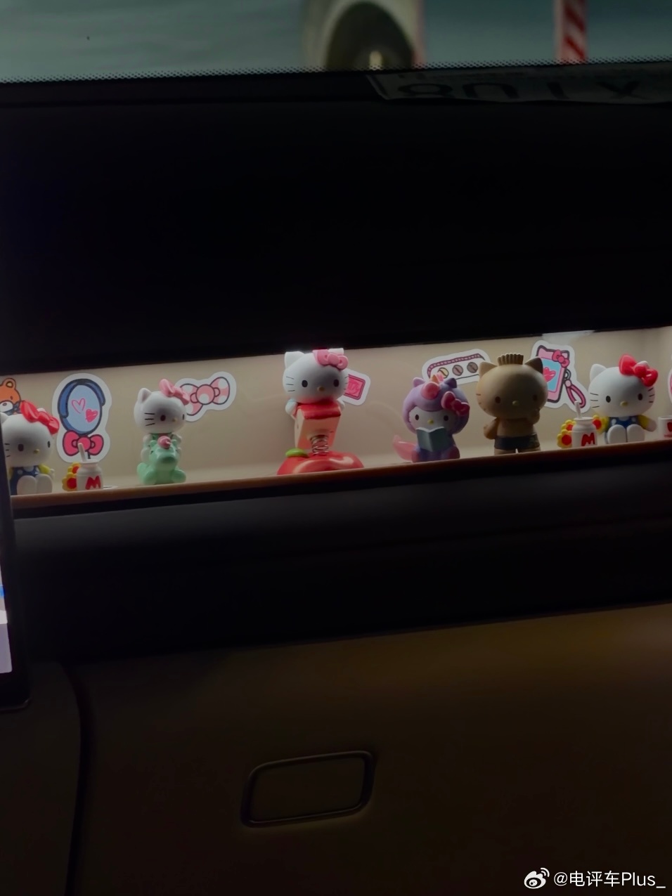 我的灵感橱窗大功告成啦摆上了我喜欢的Hello Kitty的盲盒萌粒，从空空如也