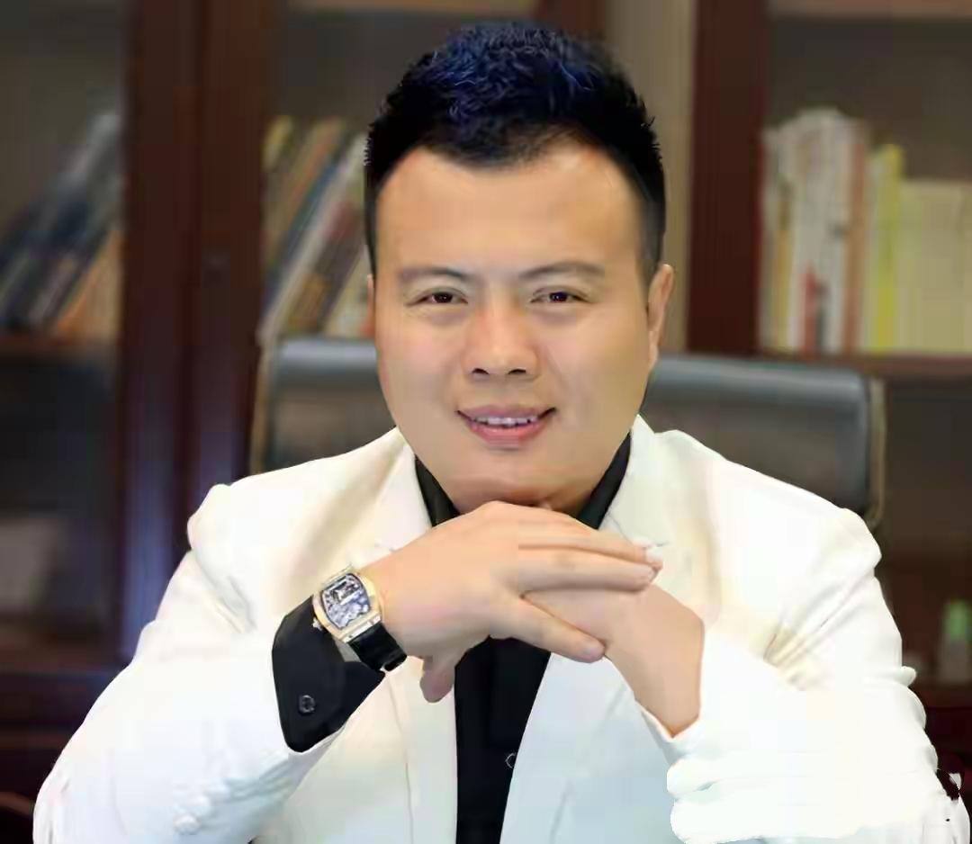 3.8亿成功学骗局：“大师”造梦6年，终获无期徒刑
 
台上，自称“亚洲第一潜能