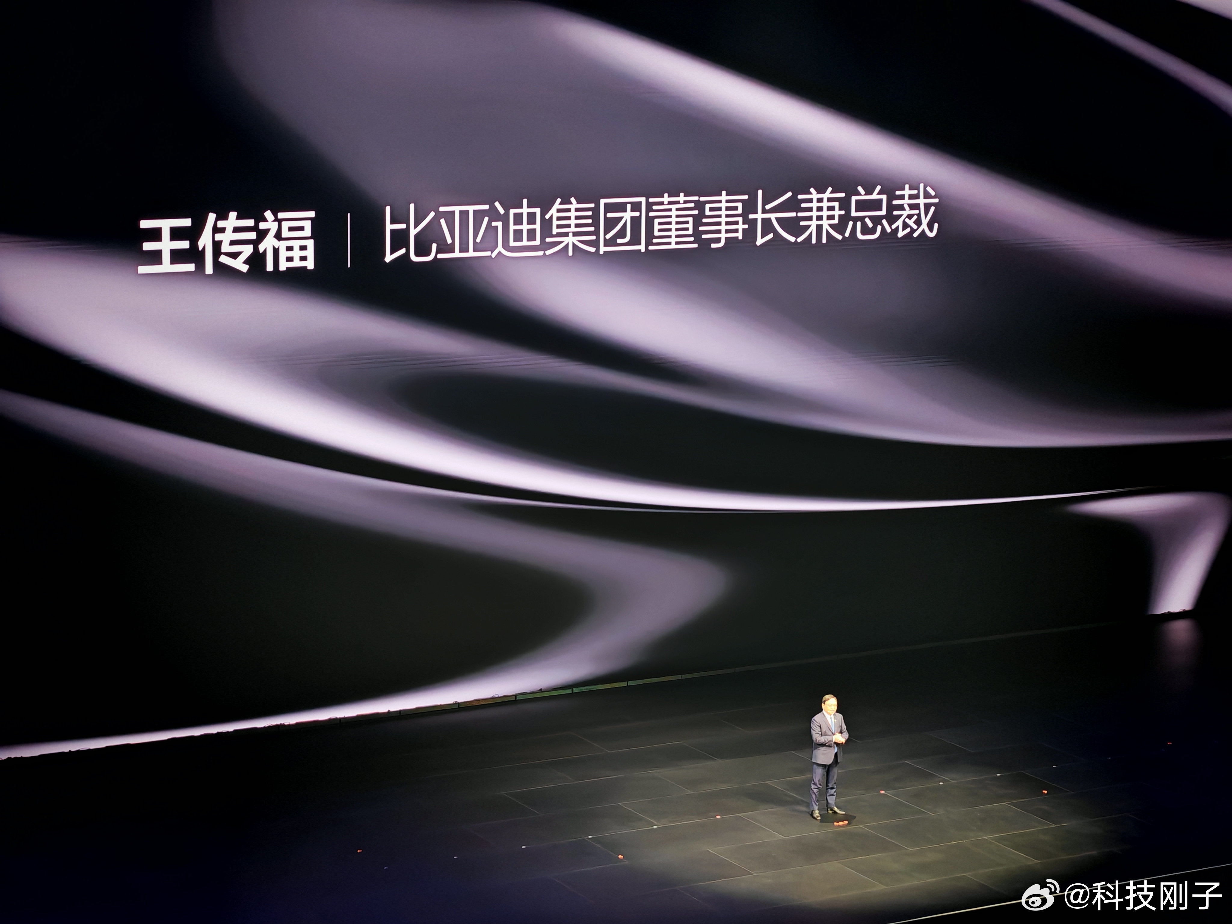 在比亚迪第二代刀片电池暨闪充技术发布会上，王传福一句“没有人比我们比亚迪更懂电池