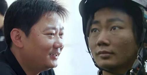 张雪的人生，是一个初中辍学的农村少年，用20年时间把“不被看好的梦想”变成现实的