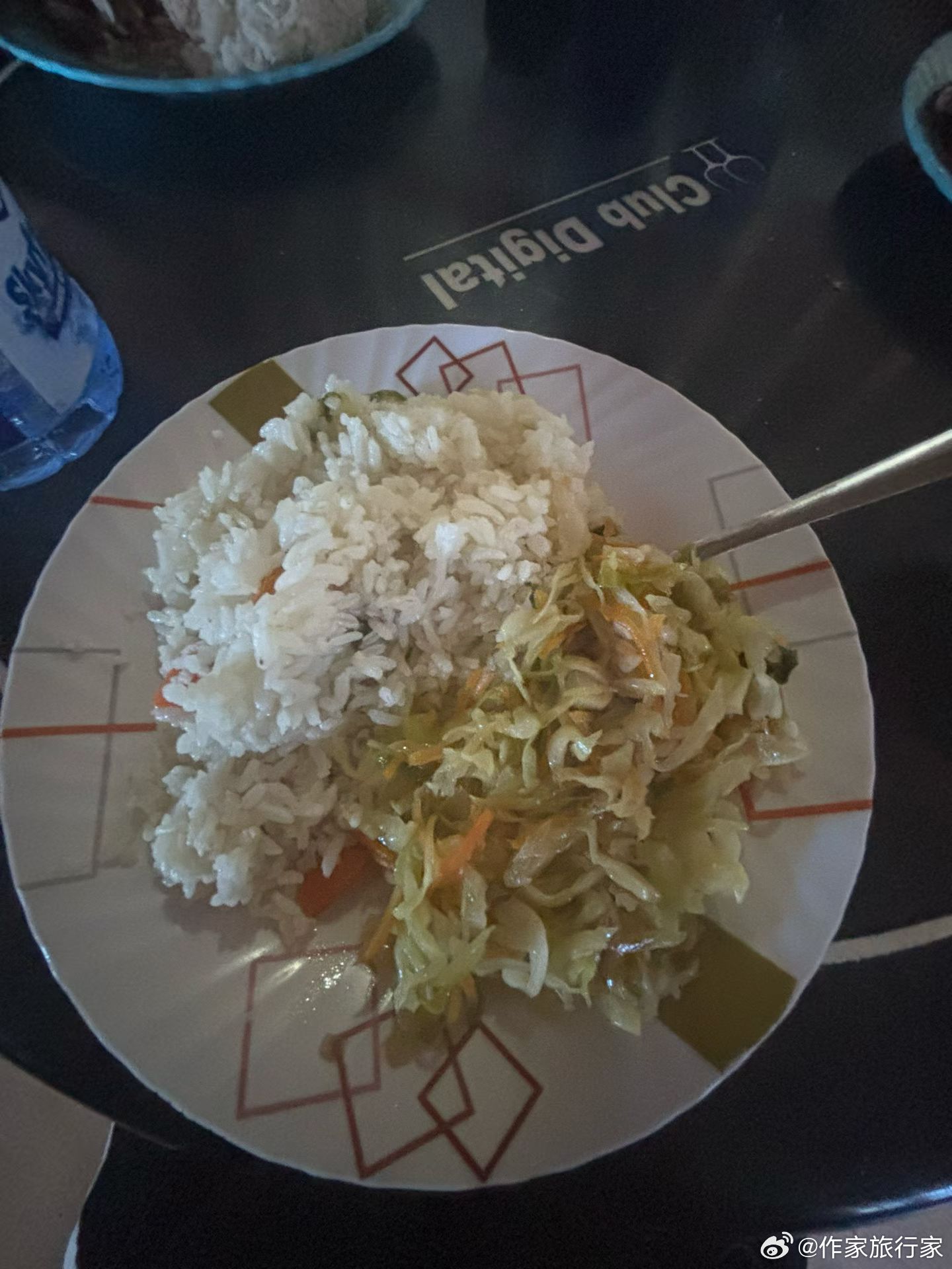 这是肯尼亚的基马纳，我们点的当地网红餐厅的饭，我跟几个同伴，根据小红书（很多错的
