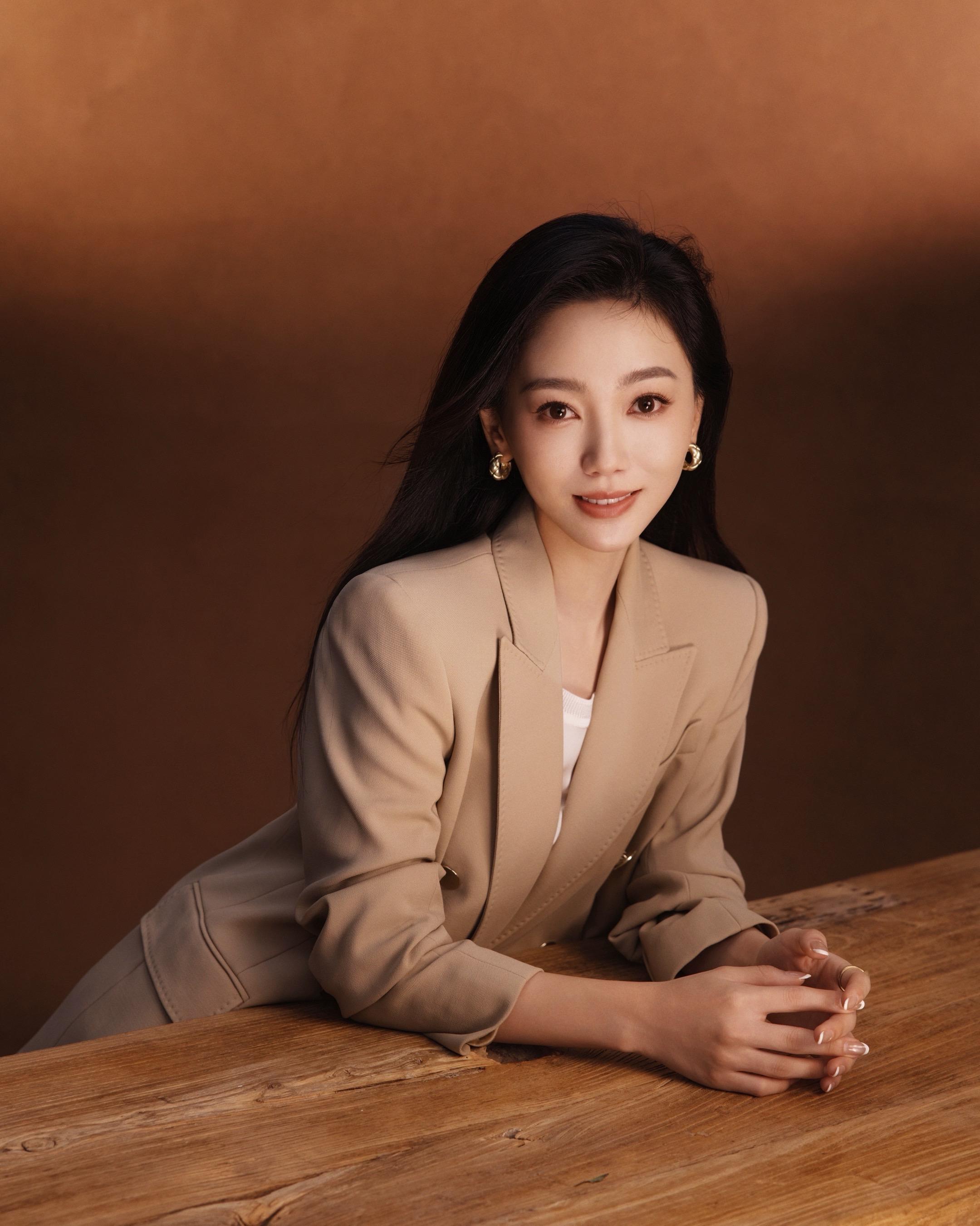 西装职业照｜暖调美拉德，自带高级气场✨。− 央视主持人石笑歌的西装职业...