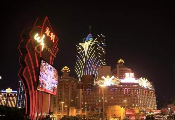 一群身价不菲的大佬跑去澳门赌场放松，同行的朋友们纷纷甩出真金白银，一把牌上下就是