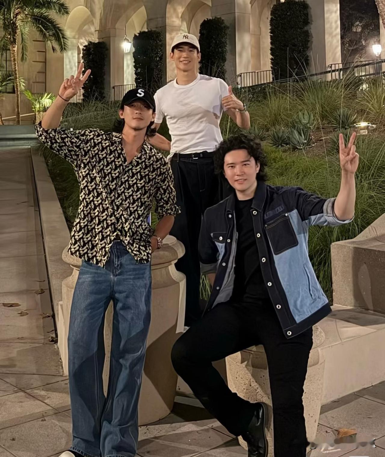 太自律了，三个人吃一份甜品！[捂脸]
三个肩膀比太平洋都宽的人非挤在一个座上！