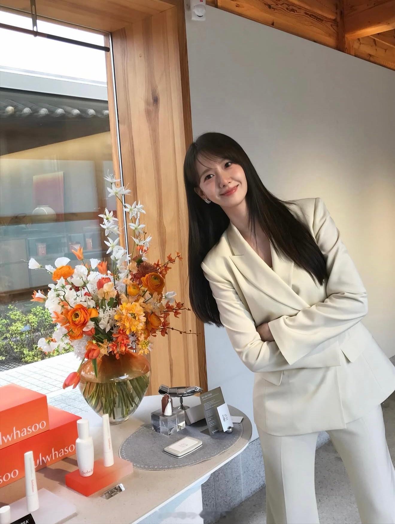 林允儿 林允儿这一套又干净利落又好看的韩式西装套装被允儿穿的很好看 