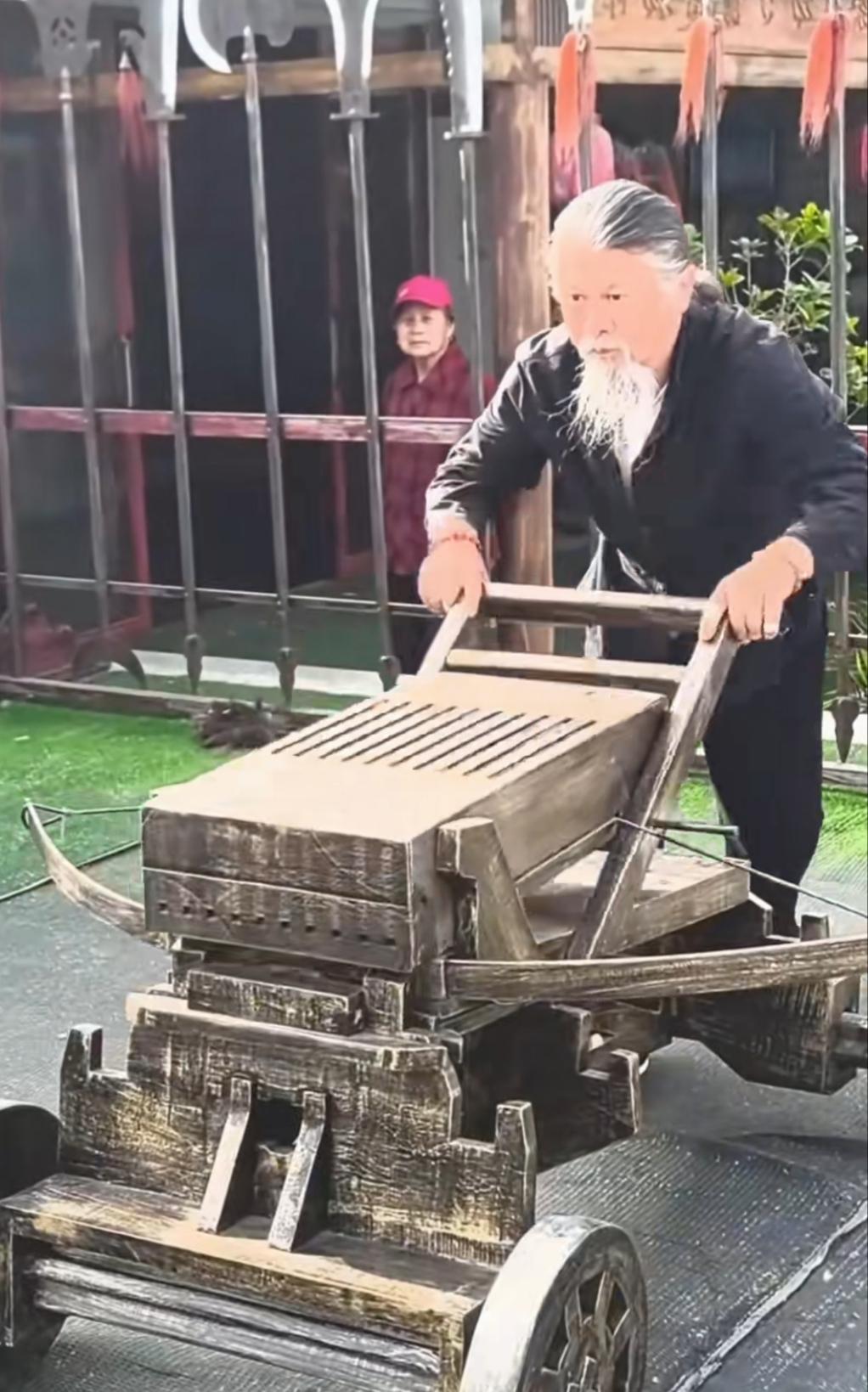 看到大叔制作的诸葛连弩，一次可以发射十支弩箭，只需要一个简单的推拉，就能发射，动