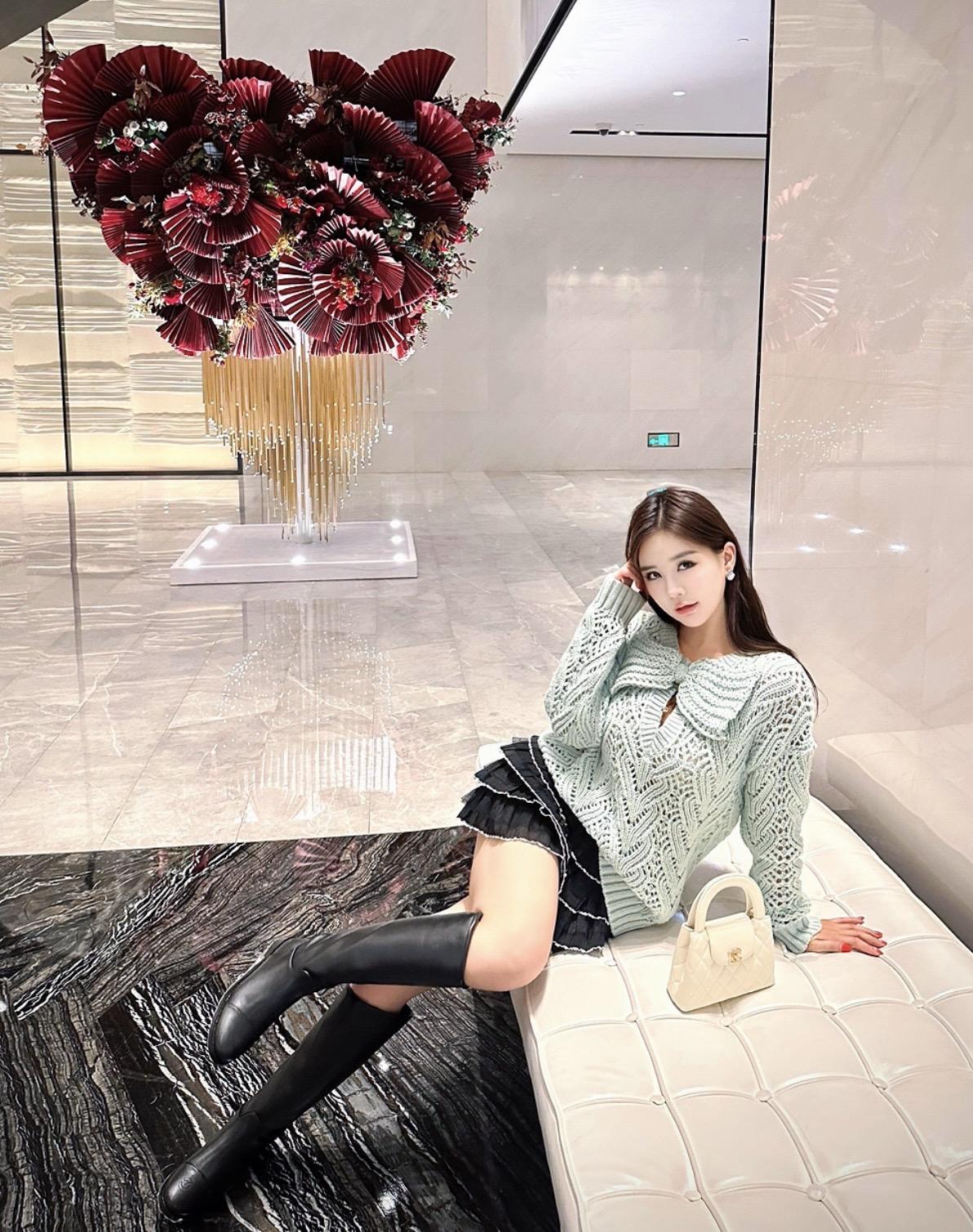 一个阅历无数的人在你面前坦诚相待 还像个小孩子 还想着给你撑伞 这才是...