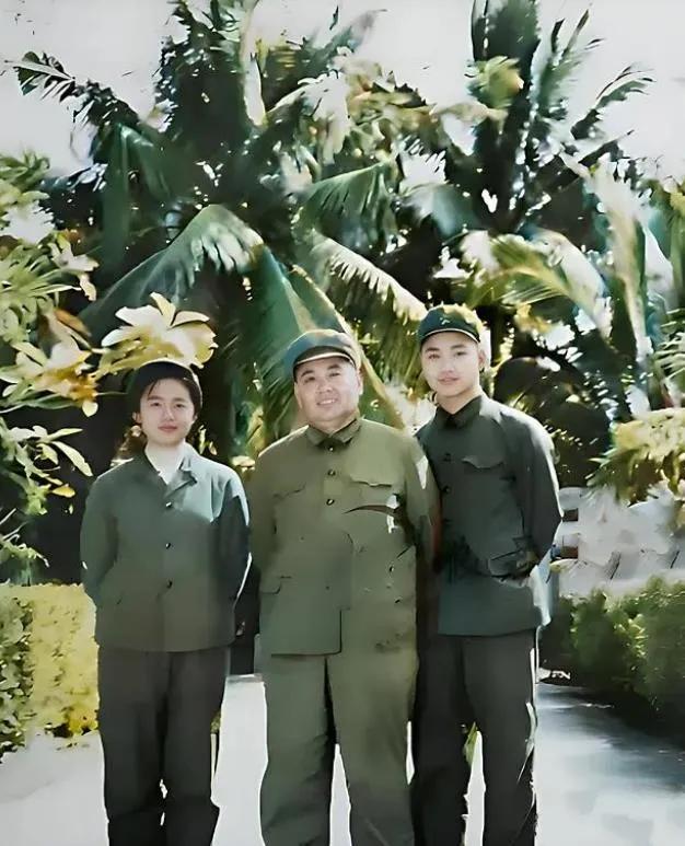 这是1973年许世友将军和三儿子许援朝、四女儿田小兵在广州的合影。

当时许世友