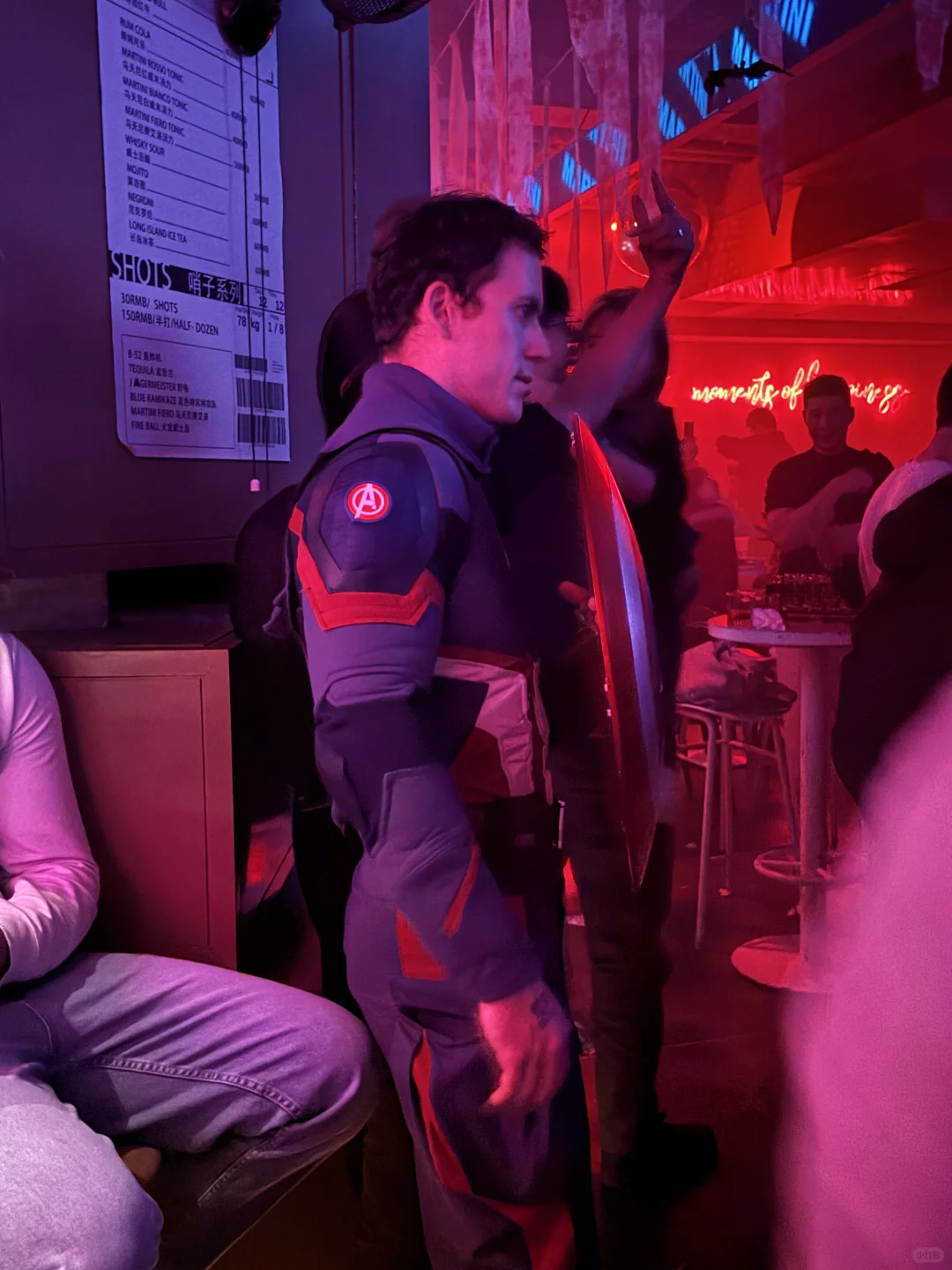 在三里屯martini跟美队合照了耶