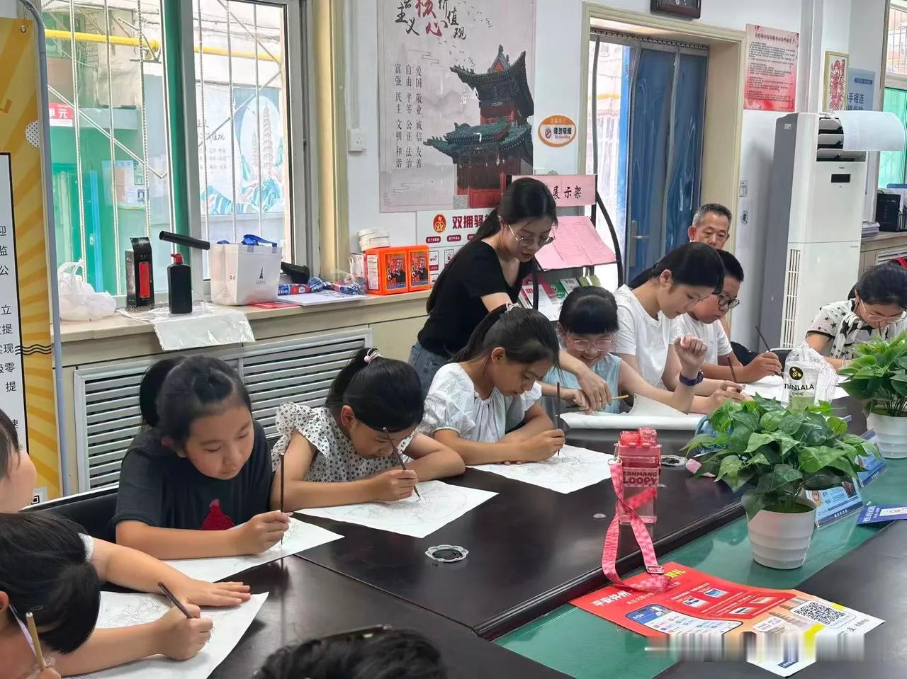 迎泽区铁匠巷社区：丹青绘傅山 笔墨润社区

近日，迎泽区柳巷街道铁匠巷社区开展“