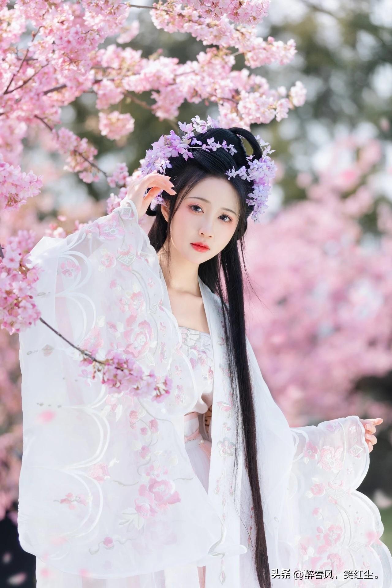 一位美女在樱花树下，穿着古装，花环点缀。白裙花环写真 花环少女造型 樱花古风拍照