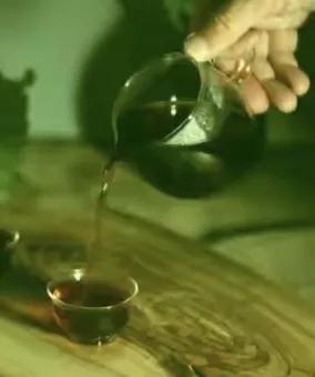 外省人喝早茶总少点广东味
广东人喜欢喝早茶并不是什么新闻，于是外省人来了广东后也