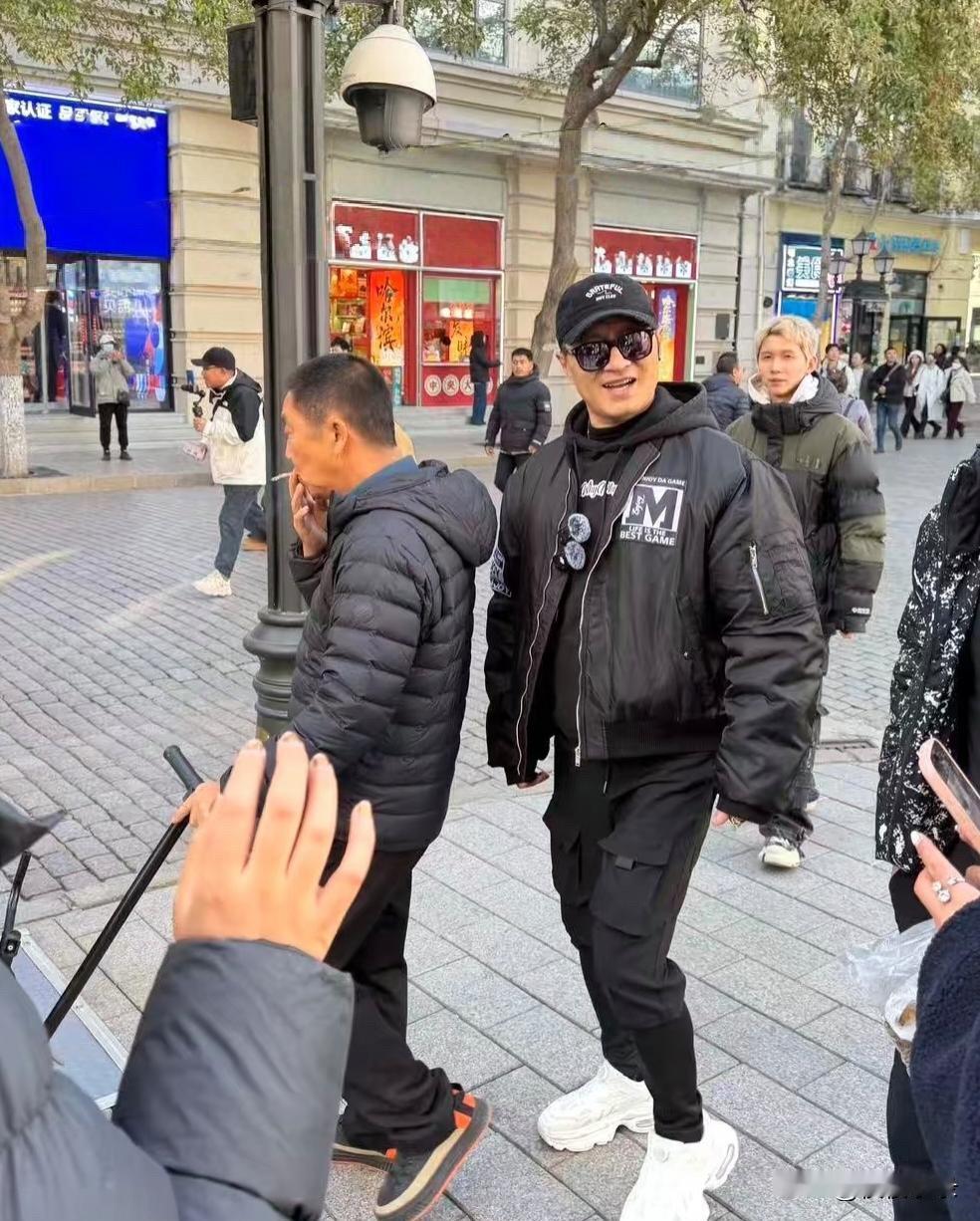 汪峰现身哈尔滨街头游玩，他穿着一身羽绒服，身材胖了好多，整个人好臃肿，个子挺矮的