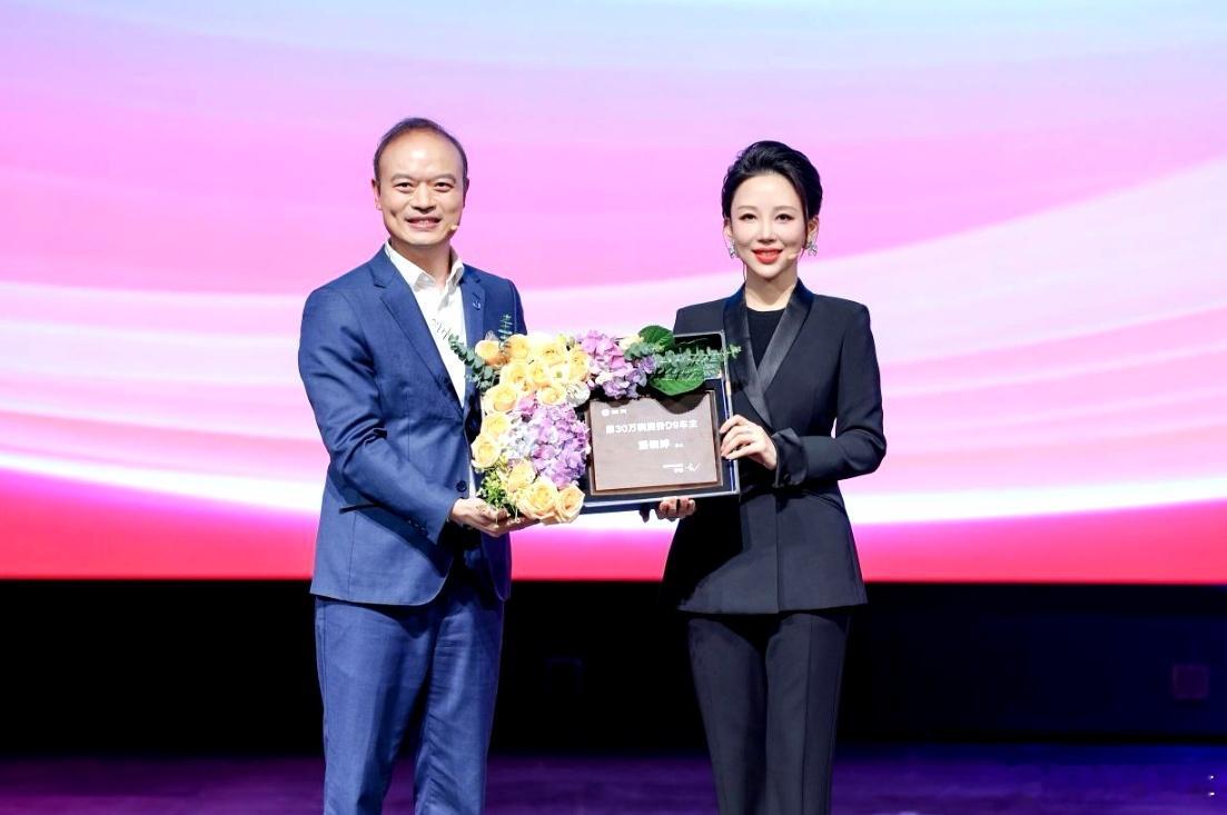 腾势d9 迎来了里程碑式的第30万位车主“九球天后”潘晓婷！这次携手真是“冠军”