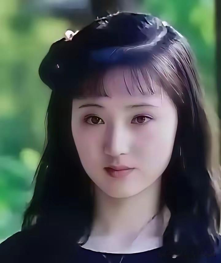 不知道大家刷到过没，福州有个高三女孩白陌，一组艺考照片火出圈了。
 
她长得跟8