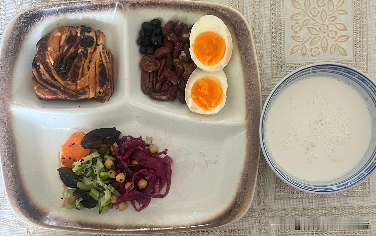 减脂控糖第五十一天，早餐还是基础款，牛奶、荷包蛋，今天换了搭配，加了点银耳和燕麦