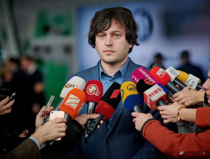 格鲁吉亚的亲西方总统要急了，格鲁吉亚总理科巴希泽宣布，明年1月举行总统选举。一旦