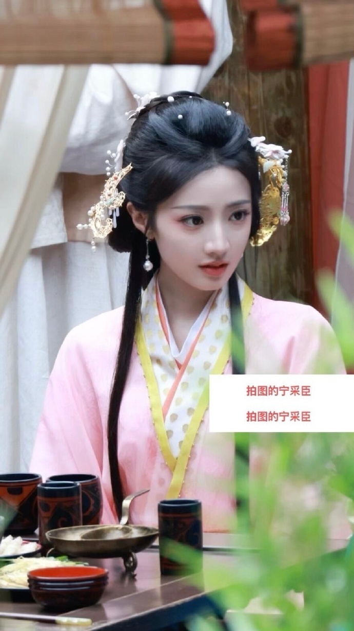 黄羿珠雀完全古早女主风味黄羿珠雀路透妆造好有古早风味 ​​​刷到珠雀路透直接梦回