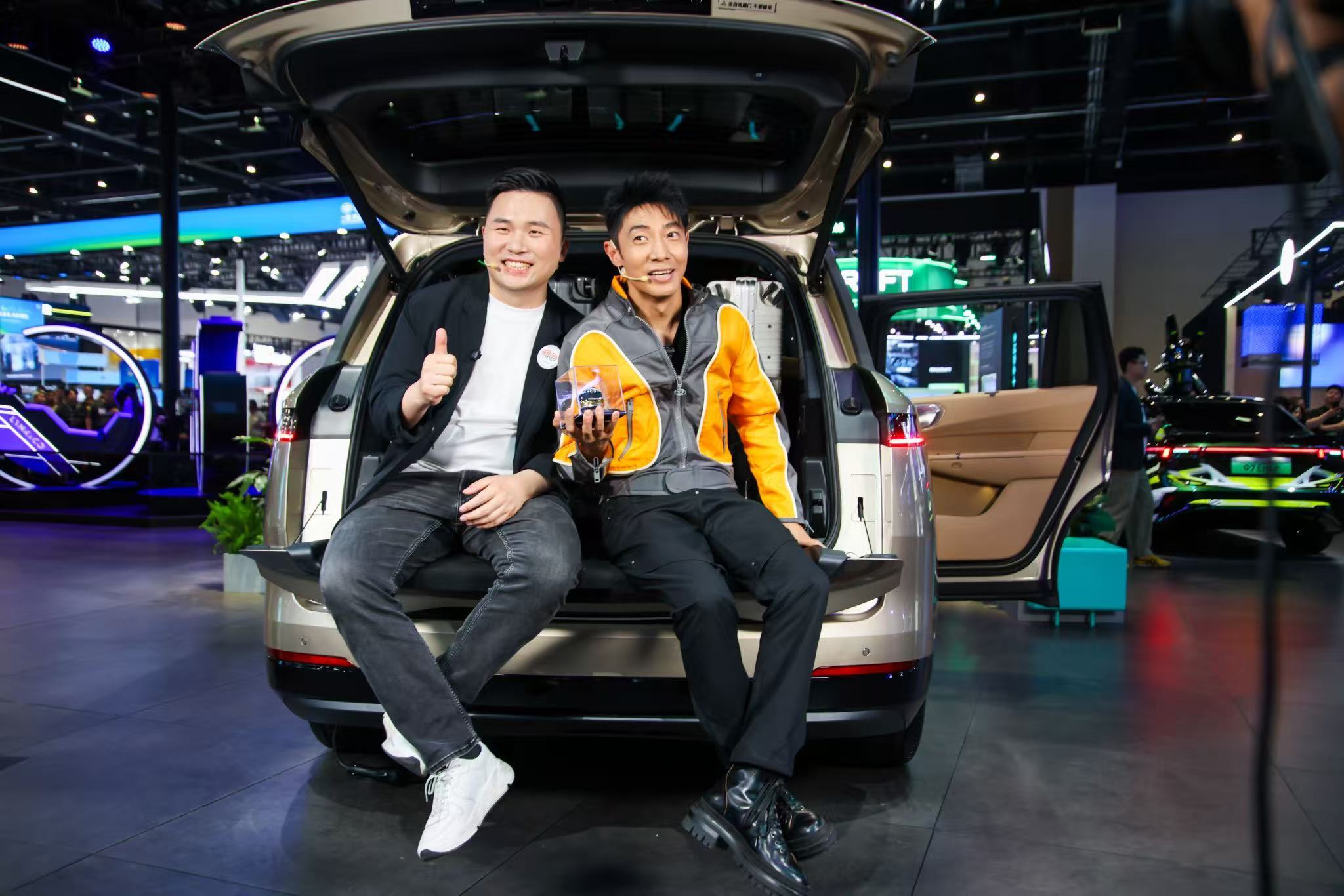 被朗朗认证的移动私享音乐厅来了。北京车展上，朗朗深度品鉴领克 900 旗舰大五座