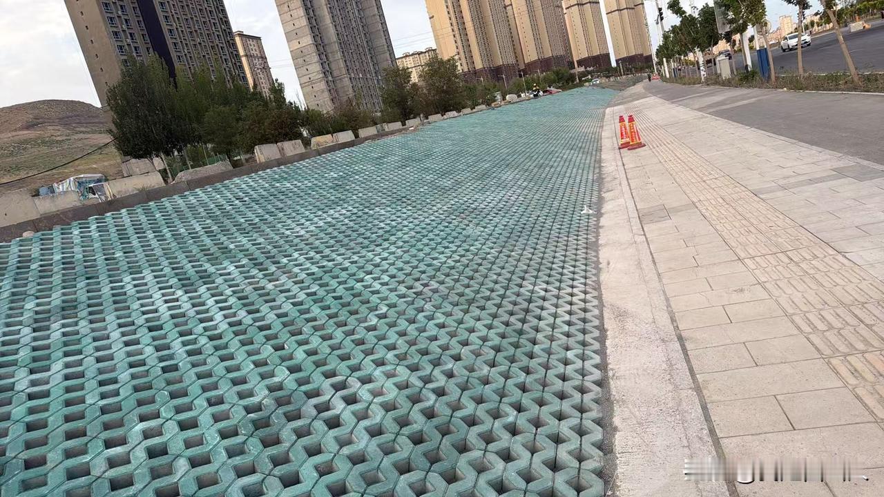 实拍更新！西泉街退后绿化再提速，西雅图小镇旁这片空地大变样✨
 
     西山