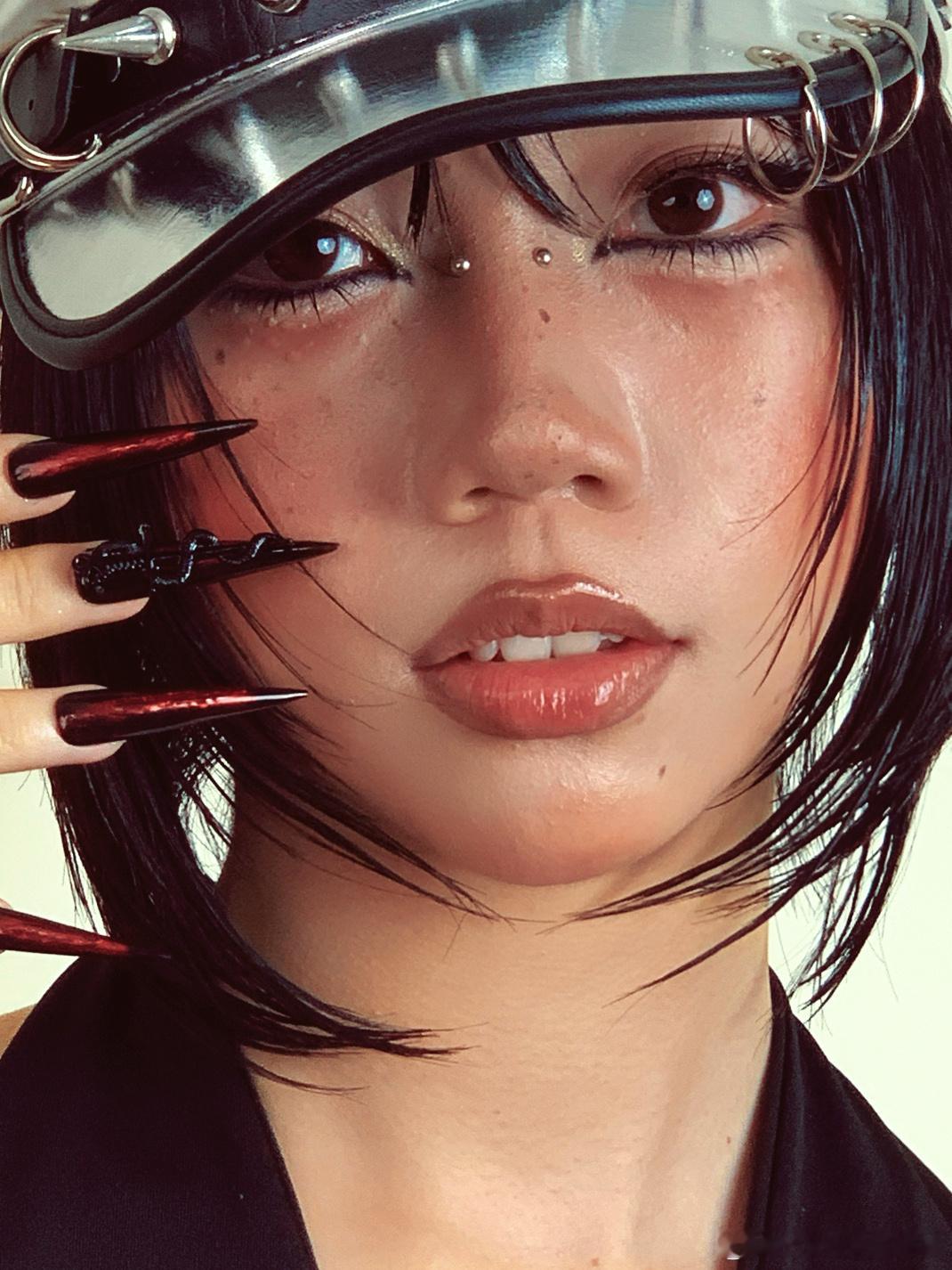 Back to 2000s第一次做妆面模特，好新奇，是和以往完全不同的风格[抓狂