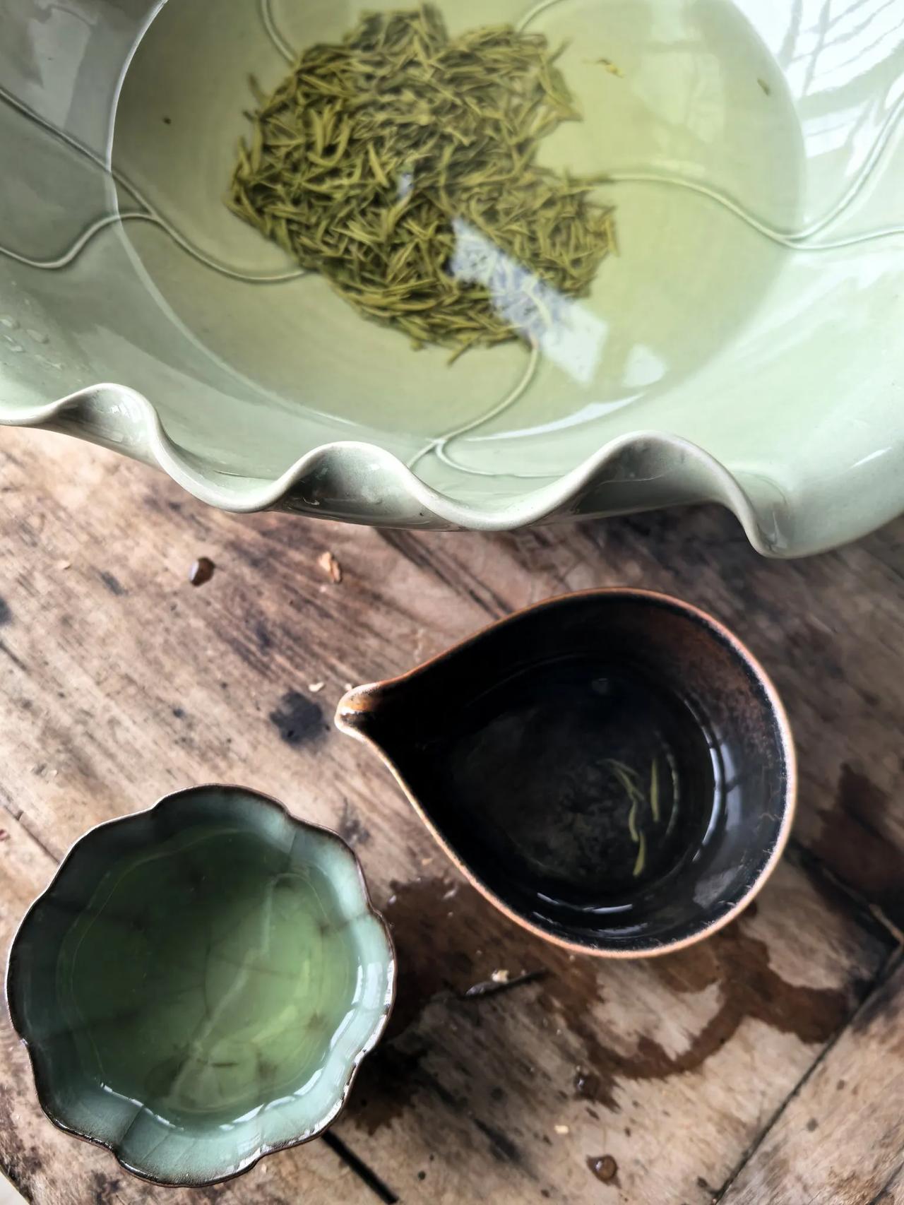 “我晒太阳，看远山，好像想点什么，好像没想什么。我能这样度过一整天。”（王澍：造