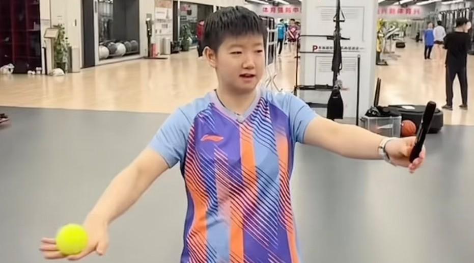 终于明白了

孙颖莎为啥能世界第一了

别人大年初一出去玩，她倒好，大年初一照样