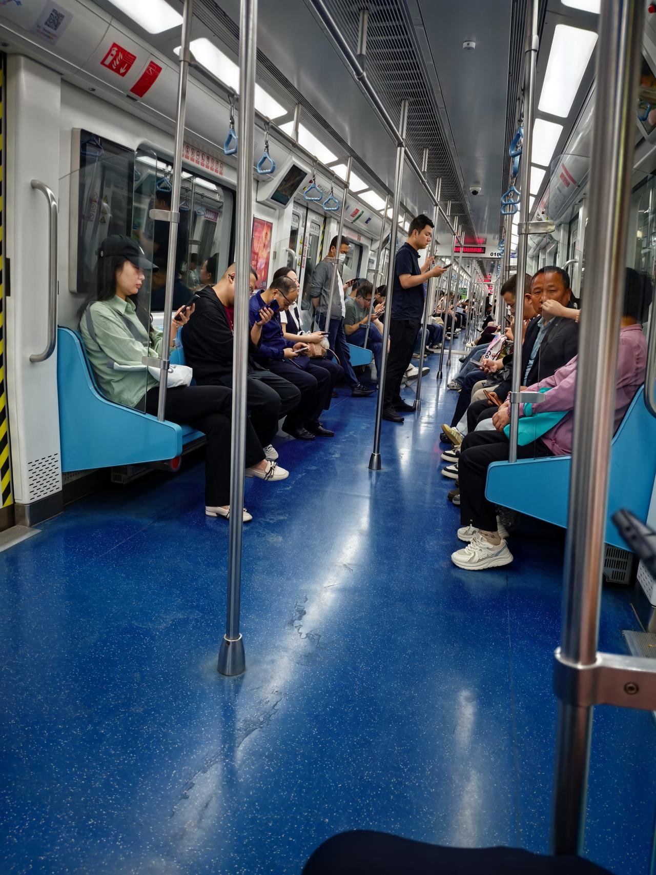 谁说地铁一号线咸阳段人少，这是今天早上8点从中华西路地铁站上车之后车厢内的人流量