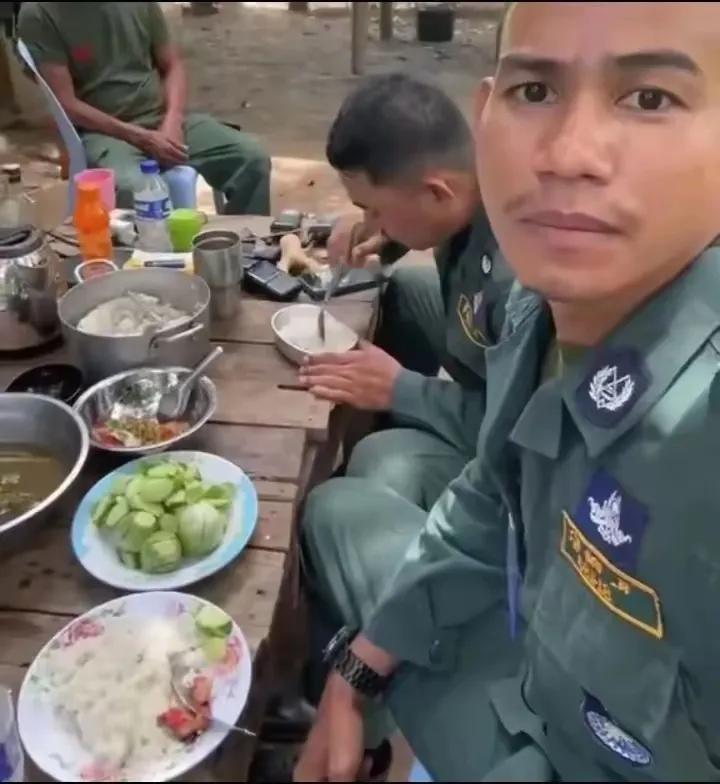 柬泰冲突后，柬埔寨前线士兵的伙食细节曝光，可以看出柬埔寨士兵吃的比较简单的，以米