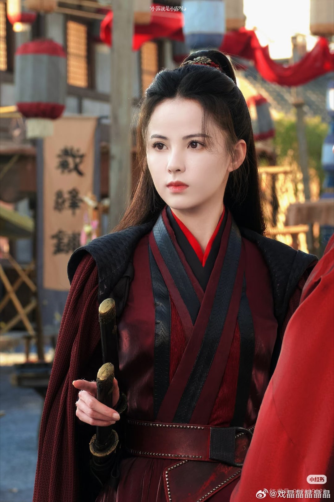 黄日莹也拍竖短了，她签约钟大妈的烨华没得到什么资源，大妈自己也不行了。 