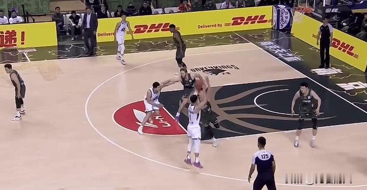 高诗岩今天打的好，19+10两双达成，连中两记三分很重要



高诗岩今天状态出