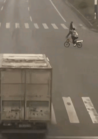 招手有用吗？
如入无人之境，招手致意，挥手告别，还是接受检阅，示意停车，你以为你