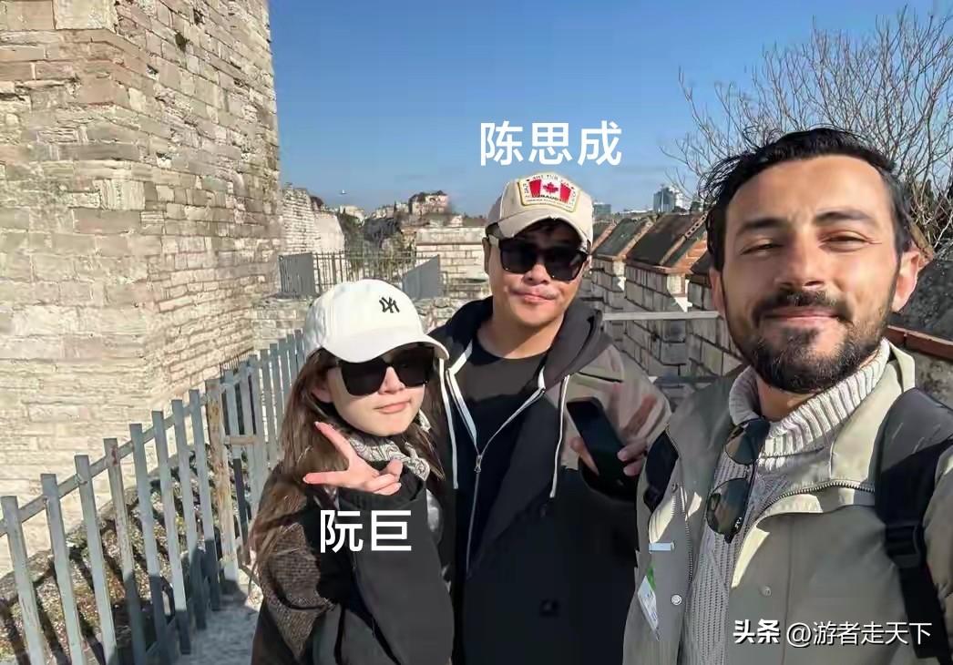 陈思诚与小21岁女友阮巨在国外旅游的画面，虽然这张图没有经过美颜，但陈思成并没有