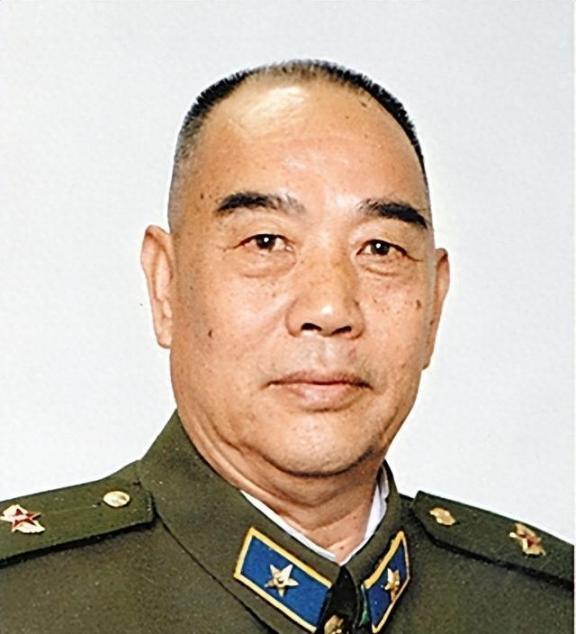 1958年，彭老总到兰州军区视察，吃饭时，他发现了一个干部很眼熟，便放下筷子看了