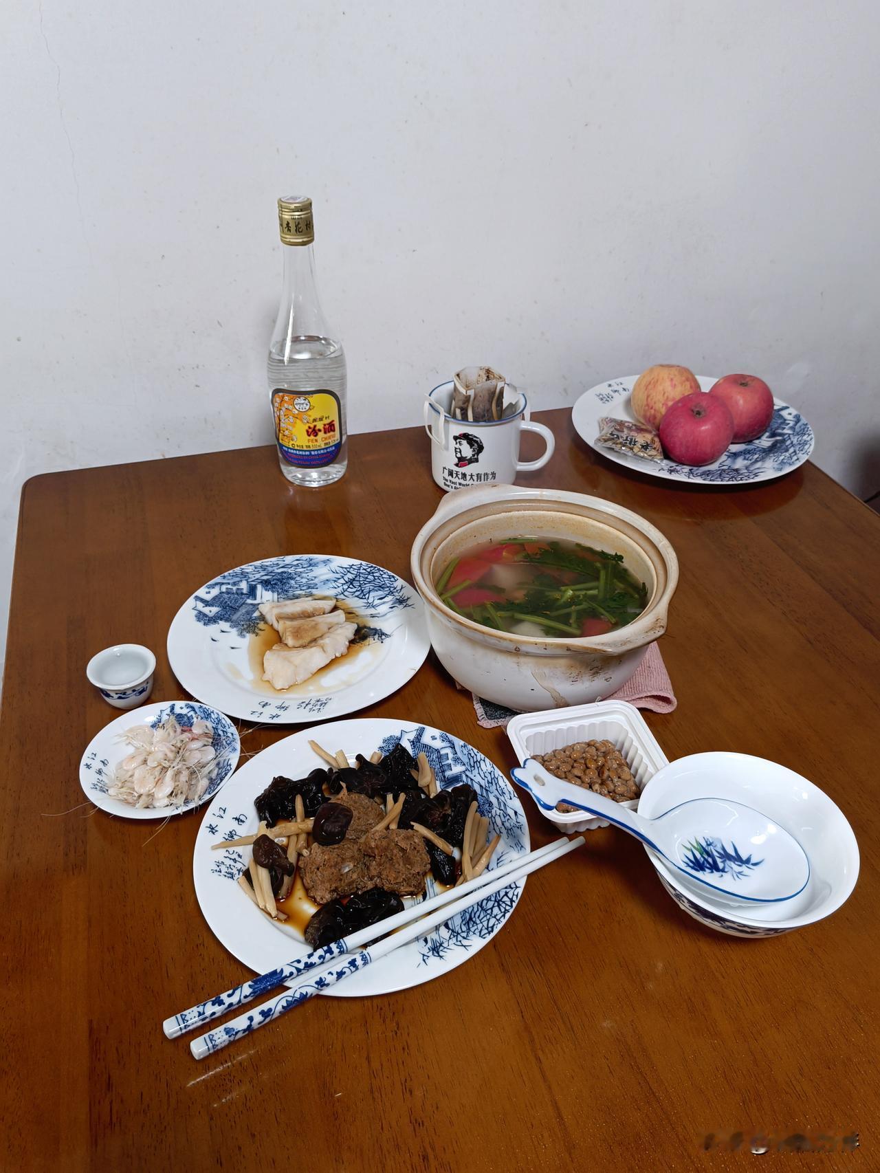 每天习惯了午饭写作业，这个习惯有好几年了，想改，好像改不了[捂脸]，嘴馋手勤爱写