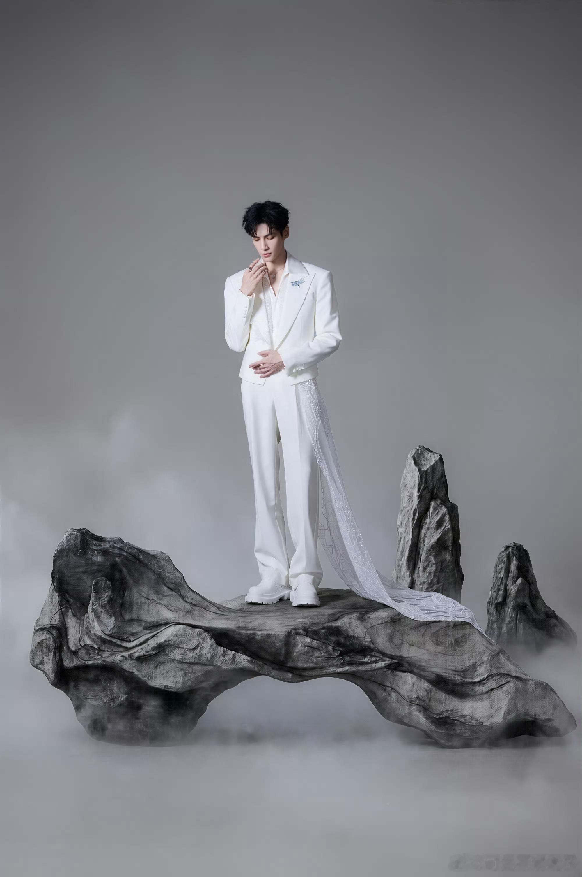 罗云熙熙界无限剧场巡回演唱会罗云熙 罗云熙黎斯黎斯罗云熙魅影神捕 看着这张图，第