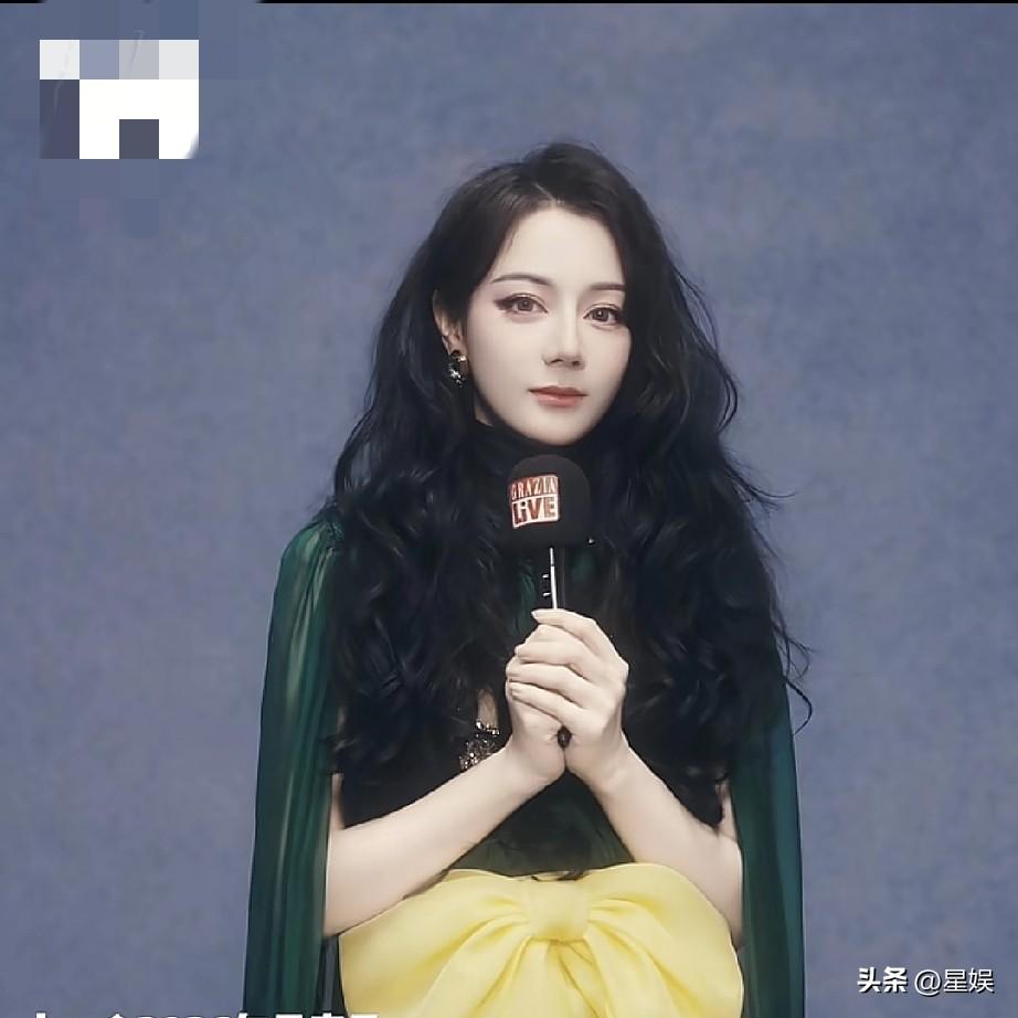 迪丽热巴拿着话筒讲话