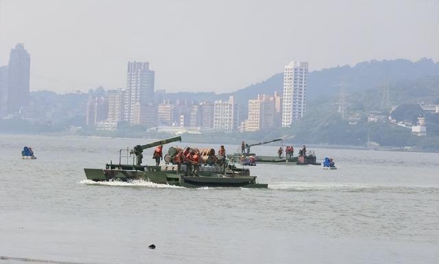 台海火药味十足，台军演练台北保卫战。6月24日，台陆军53工兵群在淡心河口大搞障