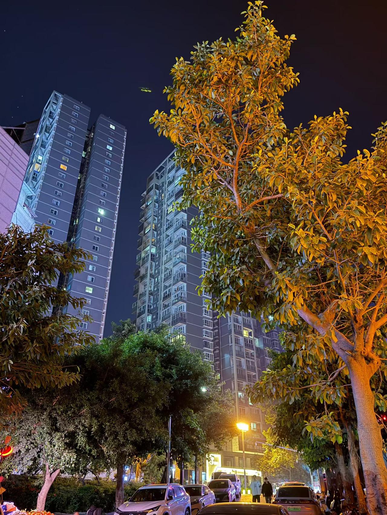 大晚上站在路边，抬头瞅见天乌漆麻黑的，连颗星星都看不见，就剩几栋高楼戳在那儿，窗