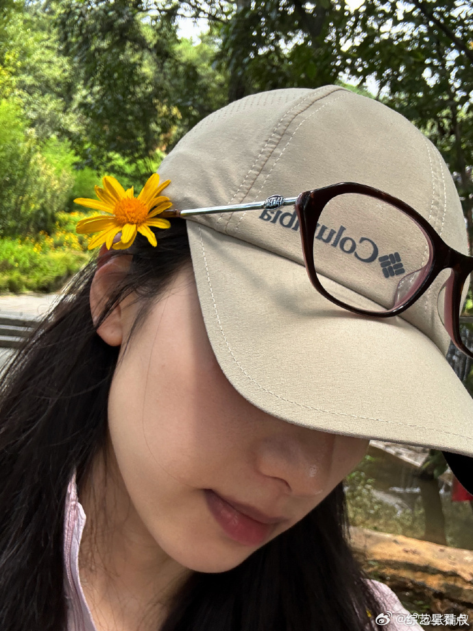 张婧仪晒菌子张婧仪十二宫格爬山照 张婧仪晒菌子，隔着屏幕都感受到了满满的治愈和松