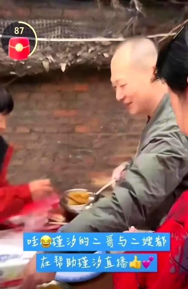 你是不是也刷到过那种寻亲直播，主播声泪俱下，屏幕里满是“可怜”“帮帮她”？
你以