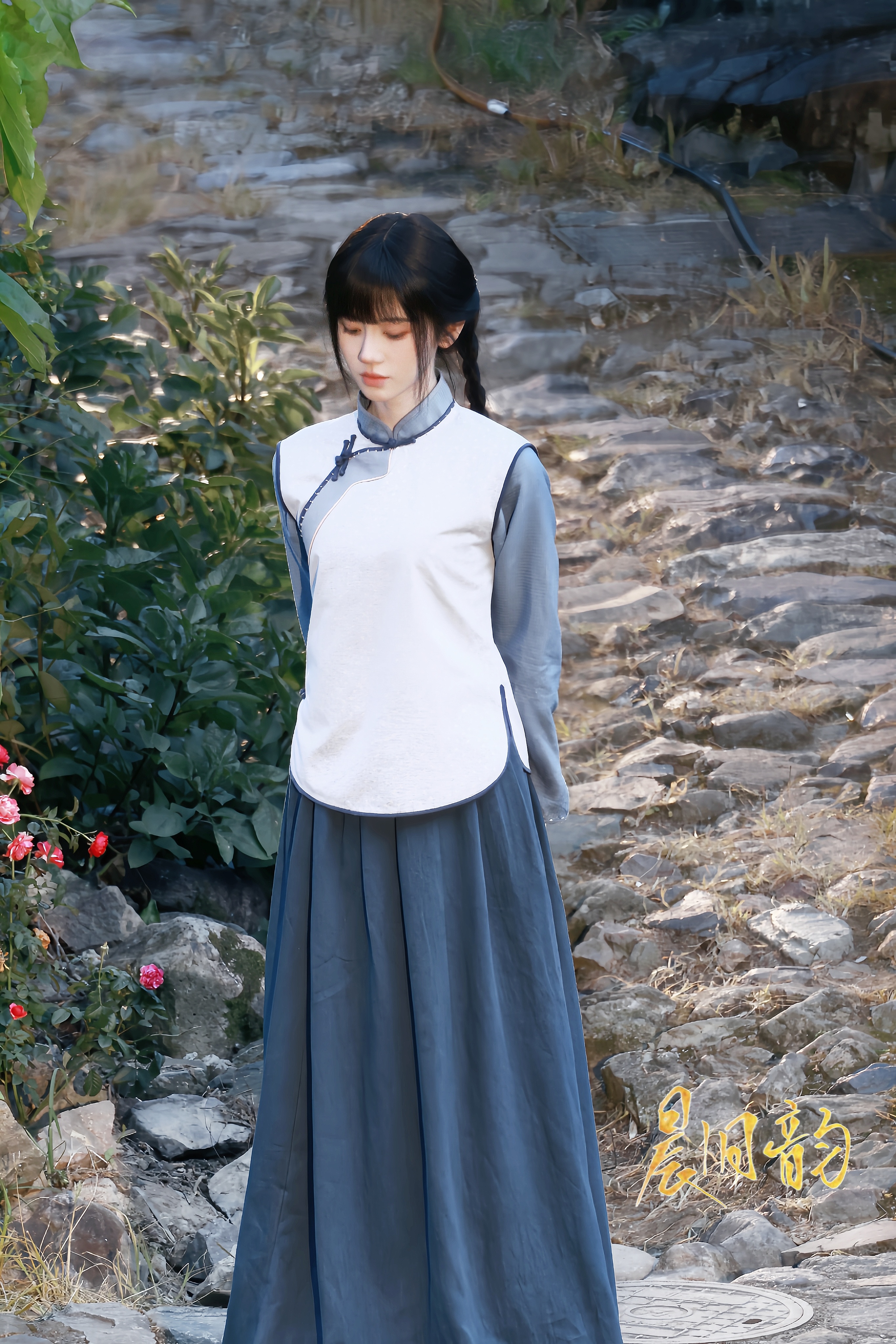 “萌妹纸低头冥想”鞠婧祎鞠婧祎苏绿夏  专栏 · 产出◎修修修
