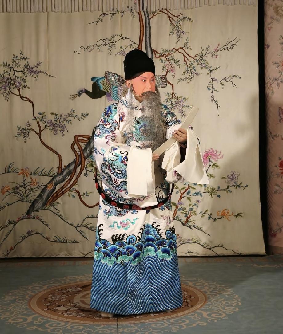 何云伟发视频，晒出京剧大探二的扮相，还别说，他穿上蟒袍，一招一式的还挺是那个。