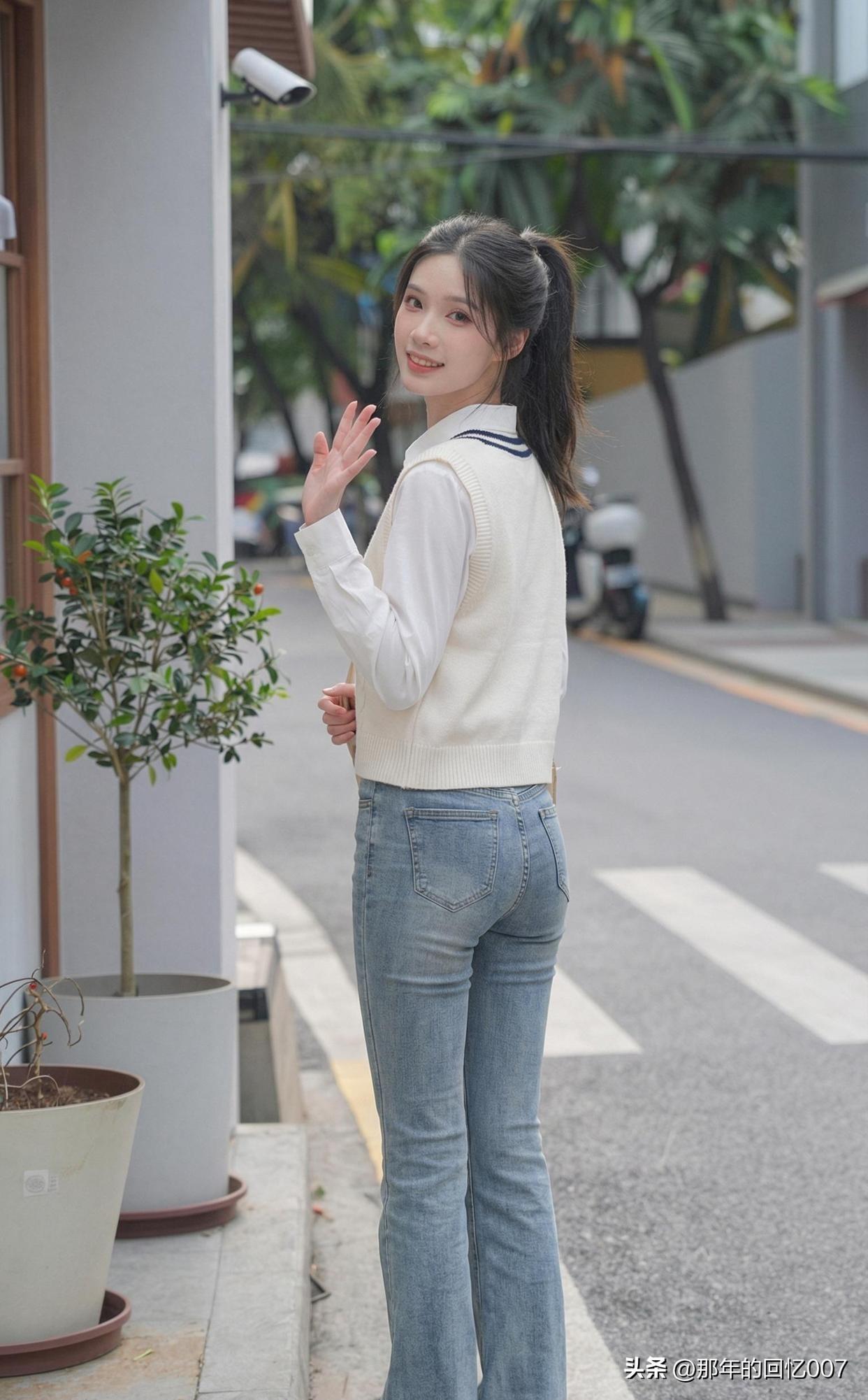 “绿树阴中见，红袖添香时”，光是念着这两句，一幅绝美画面就浮现眼前。绿树成荫，光