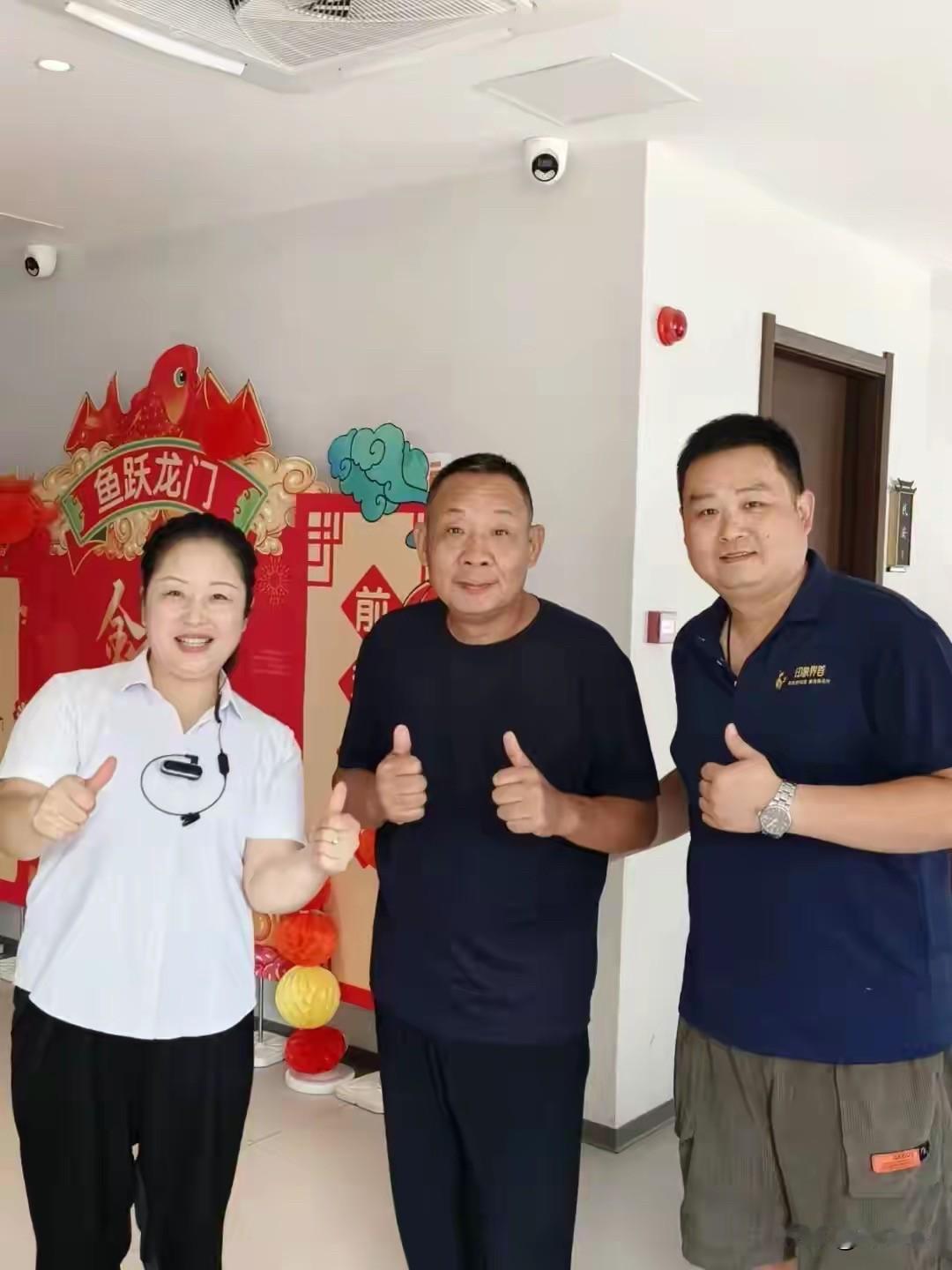 店员把烧鸡端过去的那一刻，画风突然变了。

于东来一看那六只油亮喷香的招牌烧鸡，