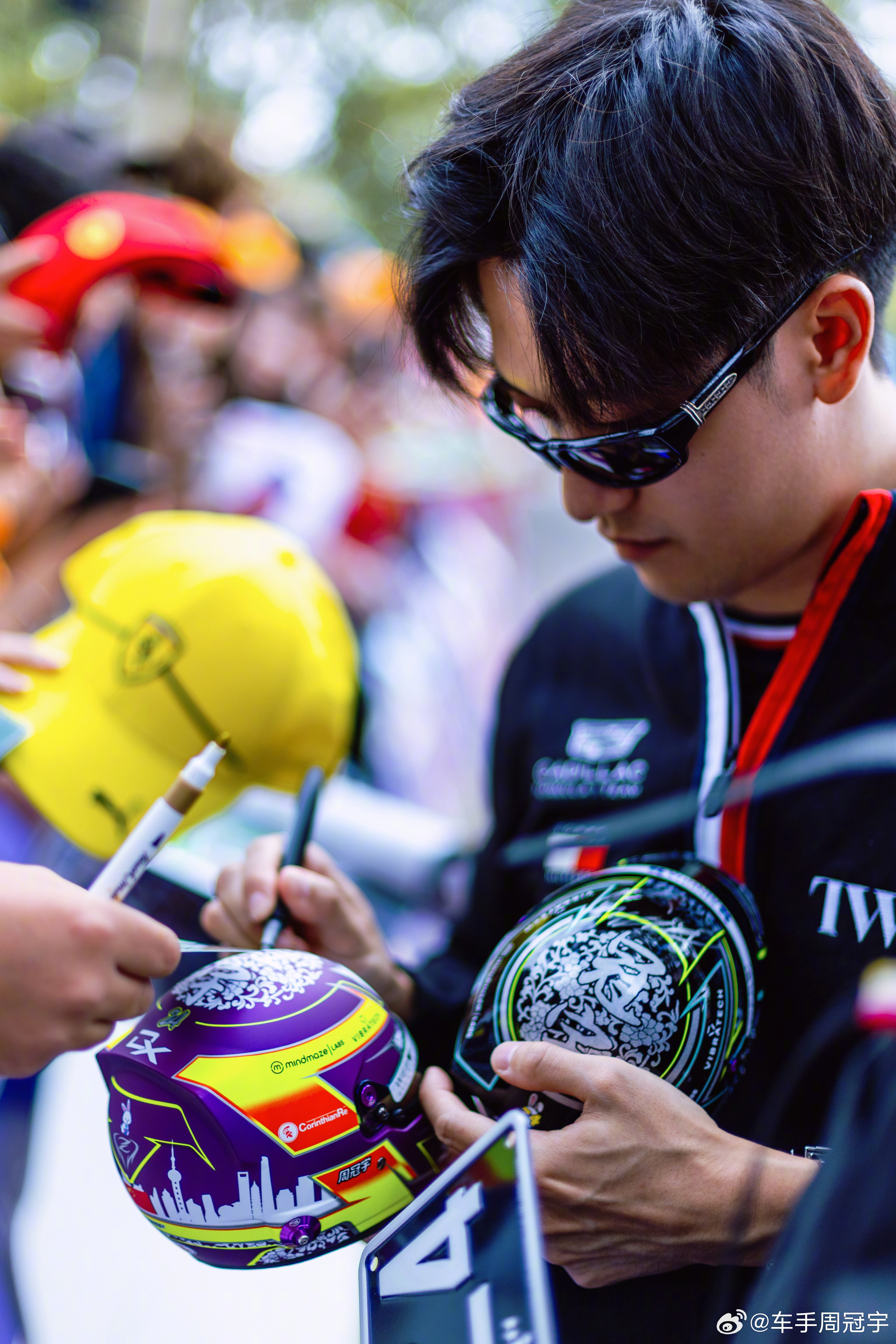 周冠宇紫薯精 周冠宇一身紫色穿搭，从头盔、赛车服到吉祥物全是紫色，被网友戏称 “