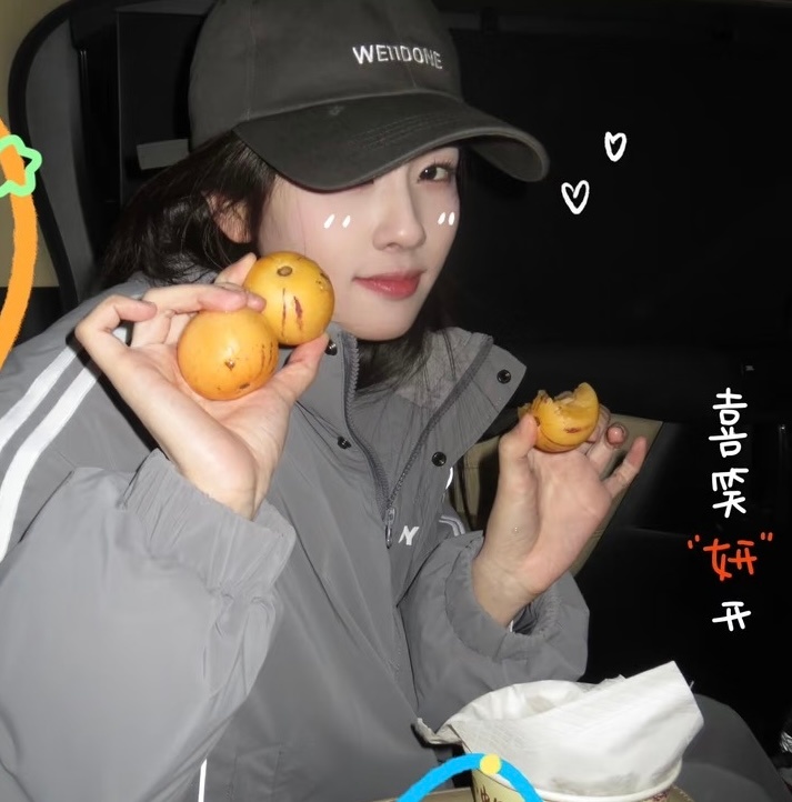 白鹿做的咸蛋黄虾滑饺子 隔空给白梦妍投喂个水果