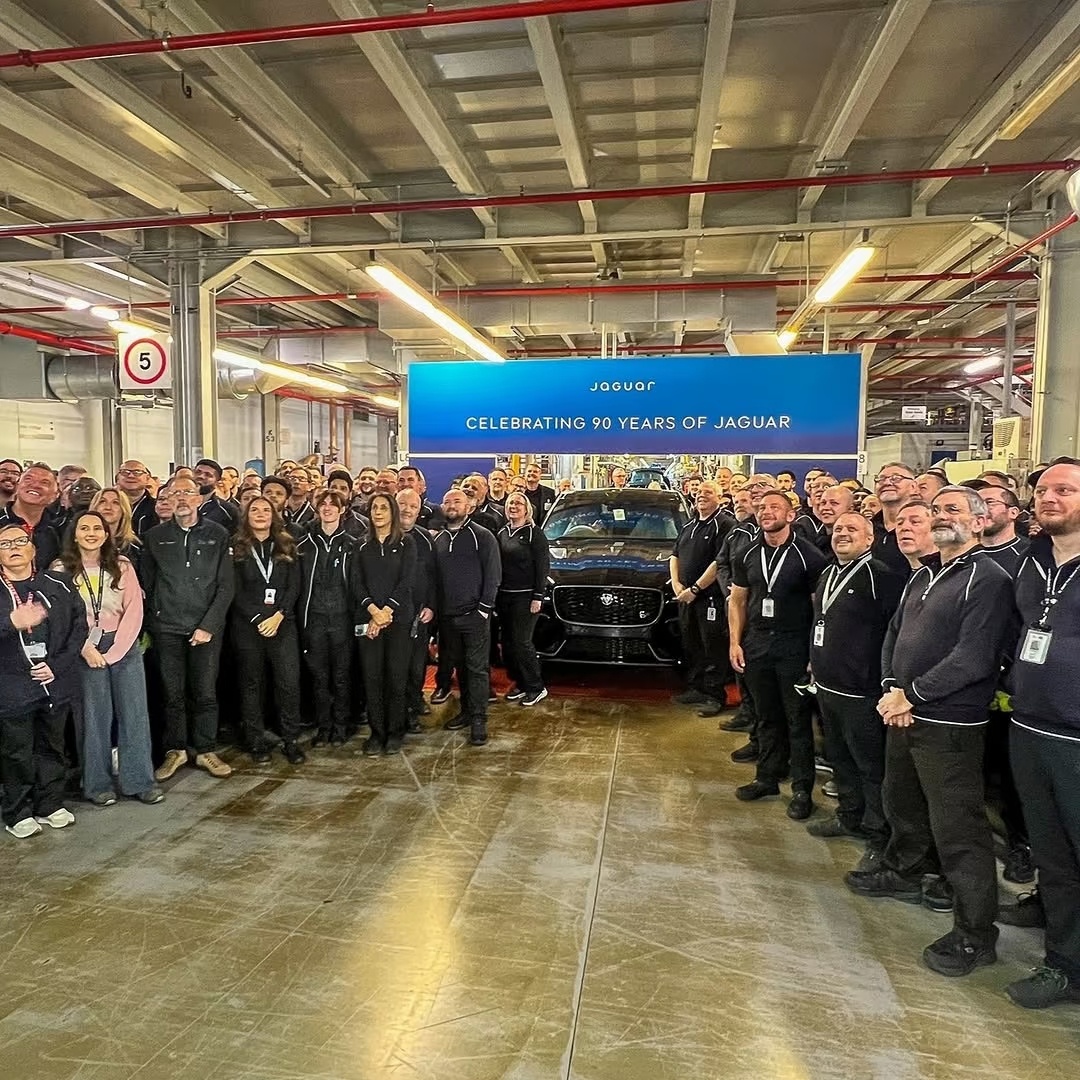 捷豹品牌90周年庆典中，最后一台F-PACE 在索利赫尔工厂下线，对于捷豹而言，