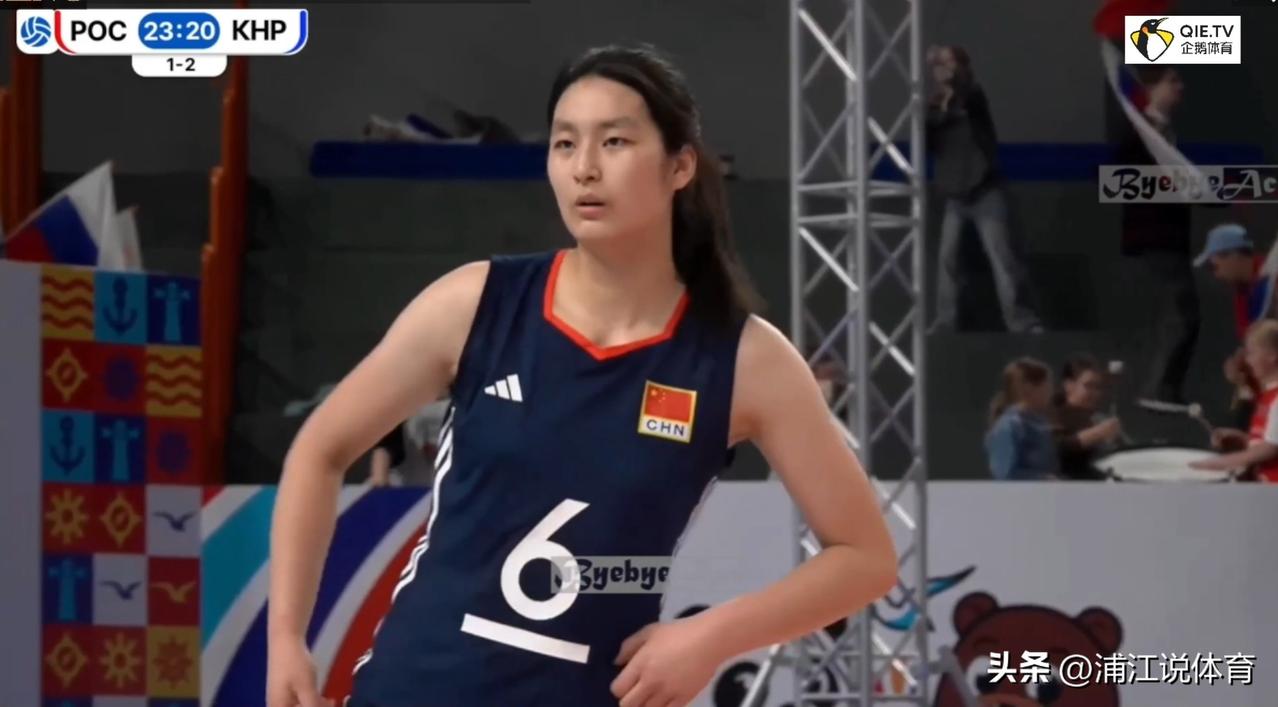 中俄女排友好赛——中国队迎来三连败，却收获一位江苏新星。队长陈睿菡来自徐州，前两