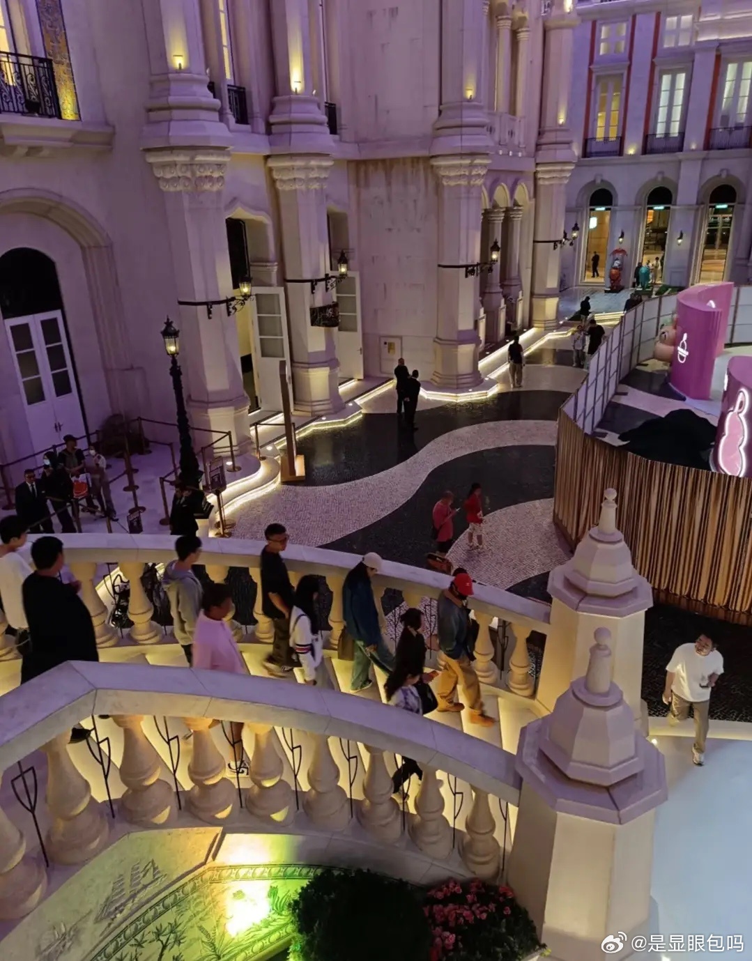 澳门偶遇古巨基和他的老婆陈韵晴，有IP在澳门的网友发文称，在美高梅博物馆闭馆前1